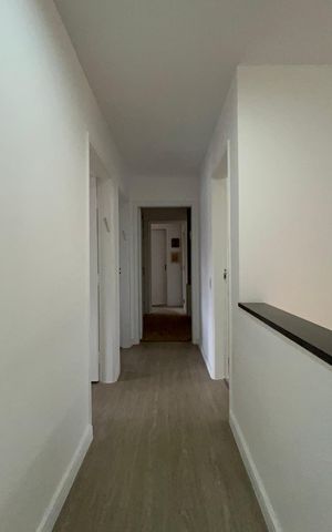 Casa à venda com 300m², 4 quartos e 3 vagas Casa à venda com 300m², 4 quartos e 3 vagasCorredor