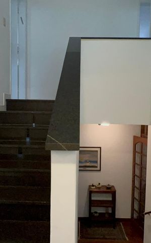 Casa à venda com 300m², 4 quartos e 3 vagas Casa à venda com 300m², 4 quartos e 3 vagasEscada