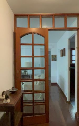 Casa à venda com 300m², 4 quartos e 3 vagas Casa à venda com 300m², 4 quartos e 3 vagasHall