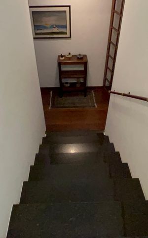 Casa à venda com 300m², 4 quartos e 3 vagas Casa à venda com 300m², 4 quartos e 3 vagasEscada