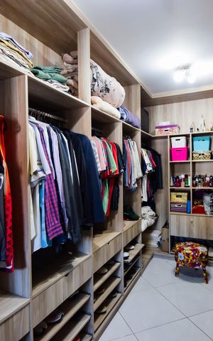 Casa de condomínio à venda com 132m², 3 quartos e 4 vagas Casa de condomínio à venda com 132m², 3 quartos e 4 vagasCloset da suíte
