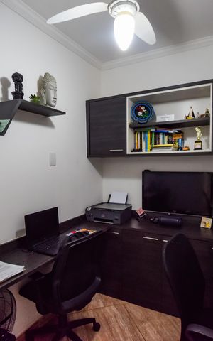Casa de condomínio à venda com 132m², 3 quartos e 4 vagas Casa de condomínio à venda com 132m², 3 quartos e 4 vagasEscritório