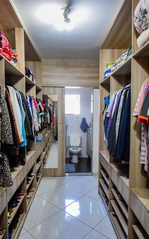 Casa de condomínio à venda com 132m², 3 quartos e 4 vagas Casa de condomínio à venda com 132m², 3 quartos e 4 vagasCloset da suíte