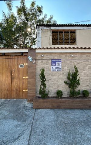 Casa para alugar com 77m², 2 quartos e 1 vagaFachada + placa