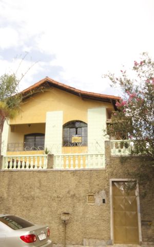 Casa à venda com 252m², 4 quartos e 3 vagasFachada