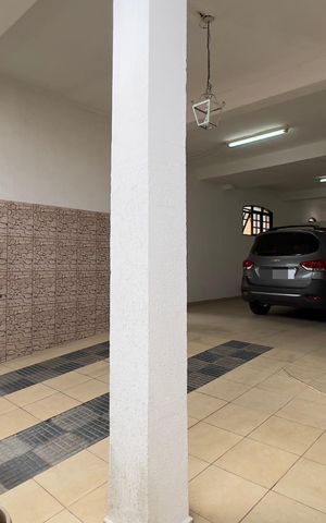 Casa à venda com 400m², 3 quartos e 5 vagas Casa à venda com 400m², 3 quartos e 5 vagasGaragem
