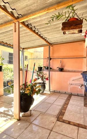 Casa à venda com 180m², 3 quartos e 2 vagas Casa à venda com 180m², 3 quartos e 2 vagasFundos