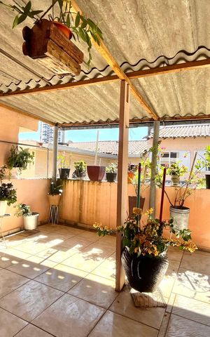 Casa à venda com 180m², 3 quartos e 2 vagas Casa à venda com 180m², 3 quartos e 2 vagasFundos