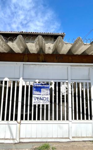 Casa à venda com 180m², 3 quartos e 2 vagas Casa à venda com 180m², 3 quartos e 2 vagasFachada