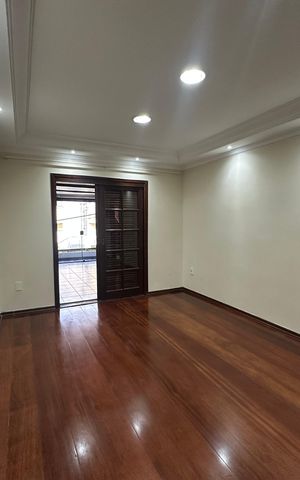 Casa à venda com 240m², 3 quartos e 1 vaga Casa à venda com 240m², 3 quartos e 1 vagaSala