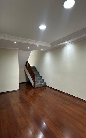 Casa à venda com 240m², 3 quartos e 1 vaga Casa à venda com 240m², 3 quartos e 1 vagaSala