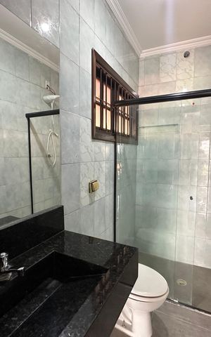 Casa à venda com 240m², 3 quartos e 1 vaga Casa à venda com 240m², 3 quartos e 1 vagaBanheiro da Suíte