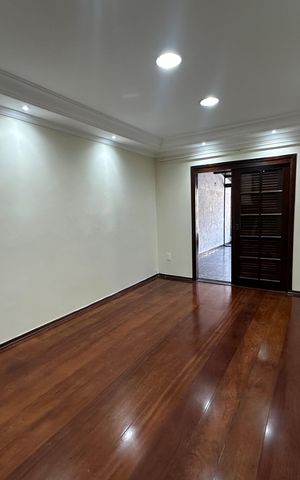 Casa à venda com 240m², 3 quartos e 1 vaga Casa à venda com 240m², 3 quartos e 1 vagaSala