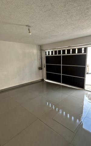Casa à venda com 240m², 3 quartos e 1 vaga Casa à venda com 240m², 3 quartos e 1 vagaGaragem