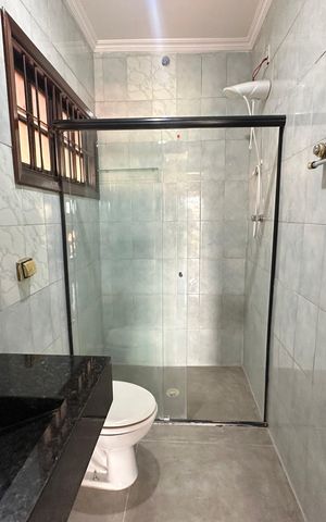 Casa à venda com 240m², 3 quartos e 1 vaga Casa à venda com 240m², 3 quartos e 1 vagaBanheiro da Suíte