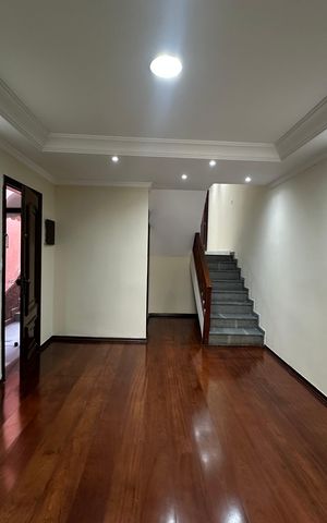 Casa à venda com 240m², 3 quartos e 1 vaga Casa à venda com 240m², 3 quartos e 1 vagaSala