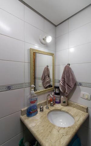 Casa de condomínio à venda com 250m², 4 quartos e 2 vagas Casa de condomínio à venda com 250m², 4 quartos e 2 vagasBanheiro social