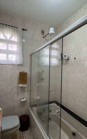 Casa de condomínio para alugar com 550m², 4 quartos e 4 vagas Casa de condomínio para alugar com 550m², 4 quartos e 4 vagasBanheiro Suíte