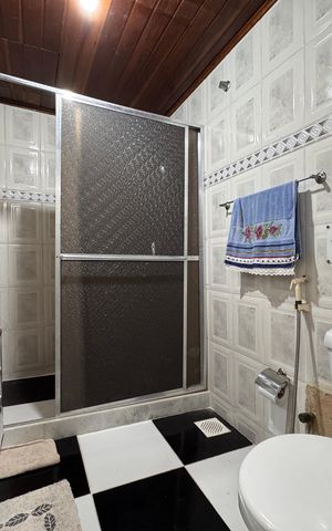 Casa de condomínio para alugar com 550m², 4 quartos e 4 vagas Casa de condomínio para alugar com 550m², 4 quartos e 4 vagasEdícula - Banheiro
