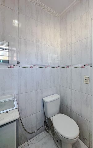 Casa à venda com 230m², 2 quartos e 2 vagasBanheiro da Suíte 2