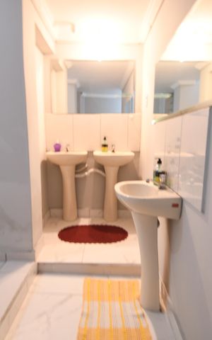 Casa à venda com 367m², 9 quartos e 6 vagasCasa Fundos 3 - Banheiro
