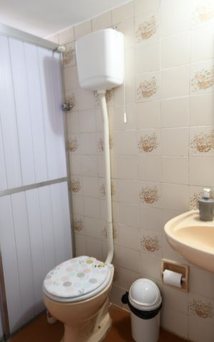 Casa à venda com 367m², 9 quartos e 6 vagasCasa Fundos 2 - Banheiro