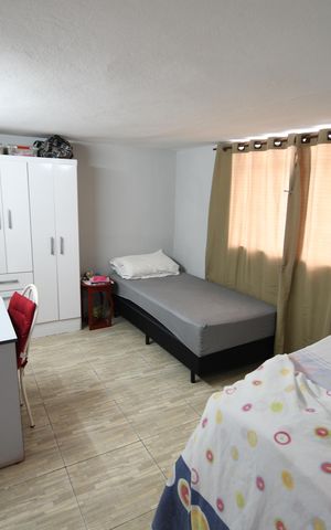 Casa à venda com 367m², 9 quartos e 6 vagasCasa Fundos 2 - Quarto