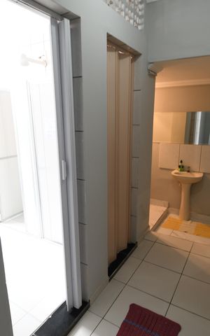 Casa à venda com 367m², 9 quartos e 6 vagasCasa Fundos 3 - Banheiro