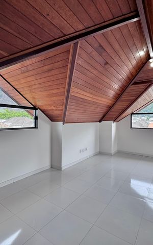 Casa de condomínio à venda com 350m², 4 quartos e 1 vaga Casa de condomínio à venda com 350m², 4 quartos e 1 vagaSótão