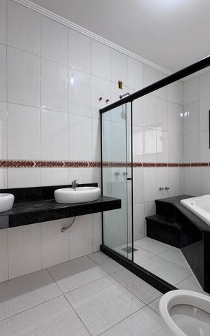 Casa de condomínio à venda com 350m², 4 quartos e 1 vaga Casa de condomínio à venda com 350m², 4 quartos e 1 vagaSuíte 1 - Banheiro