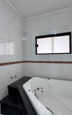 Casa de condomínio à venda com 350m², 4 quartos e 1 vaga Casa de condomínio à venda com 350m², 4 quartos e 1 vagaSuíte 1 - Banheiro