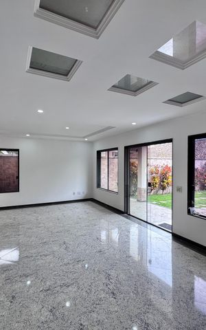 Casa de condomínio à venda com 350m², 4 quartos e 1 vaga Casa de condomínio à venda com 350m², 4 quartos e 1 vagaSala