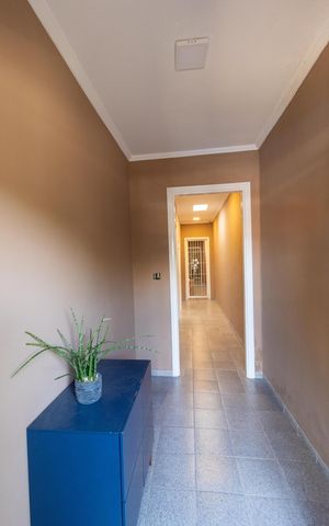 Casa à venda com 290m², 2 quartos e 2 vagas Casa à venda com 290m², 2 quartos e 2 vagasCorredor de entrada