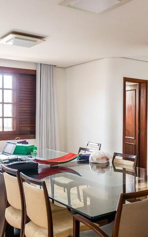Casa à venda com 570m², 2 quartos e 6 vagas