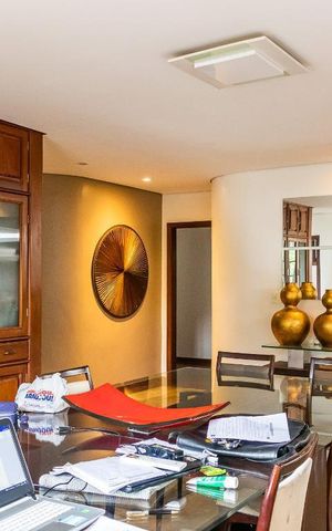 Casa à venda com 570m², 2 quartos e 6 vagas