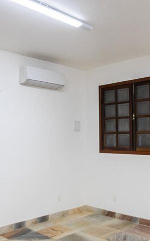 Casa à venda com 570m², 2 quartos e 6 vagas