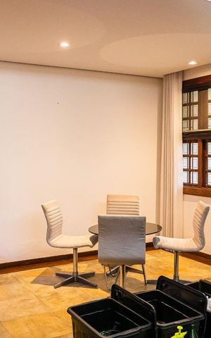 Casa à venda com 570m², 2 quartos e 6 vagas