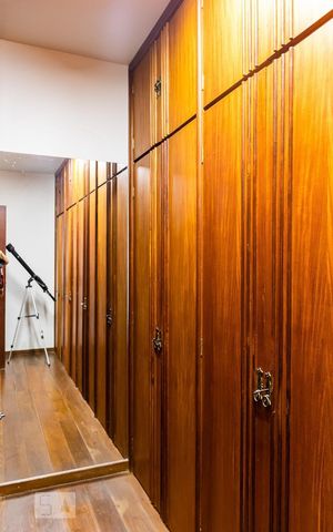 Casa à venda com 570m², 2 quartos e 6 vagas