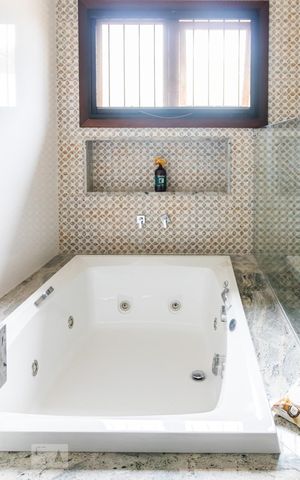 Casa à venda com 570m², 2 quartos e 6 vagas