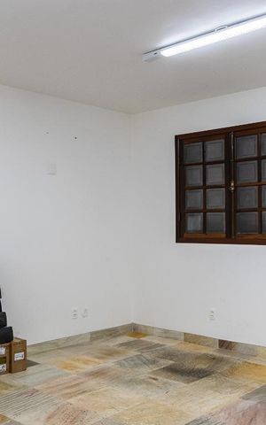 Casa à venda com 570m², 2 quartos e 6 vagas