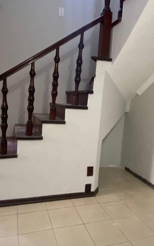 Casa à venda com 250m², 3 quartos e 2 vagas Casa à venda com 250m², 3 quartos e 2 vagasSala