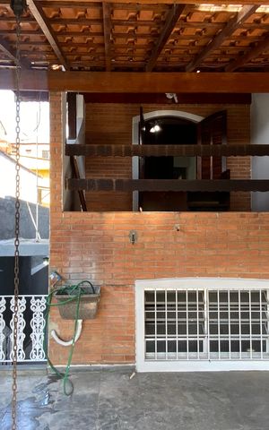 Casa à venda com 250m², 3 quartos e 2 vagas Casa à venda com 250m², 3 quartos e 2 vagasÁrea externa - Varanda 2
