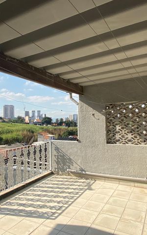 Casa à venda com 250m², 3 quartos e 2 vagas Casa à venda com 250m², 3 quartos e 2 vagasÁrea de Serviço - Varanda