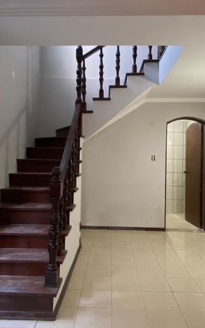 Casa à venda com 250m², 3 quartos e 2 vagas Casa à venda com 250m², 3 quartos e 2 vagasSala