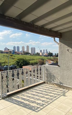 Casa à venda com 250m², 3 quartos e 2 vagas Casa à venda com 250m², 3 quartos e 2 vagasÁrea de Serviço - Varanda