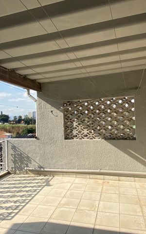 Casa à venda com 250m², 3 quartos e 2 vagas Casa à venda com 250m², 3 quartos e 2 vagasÁrea de Serviço - Varanda
