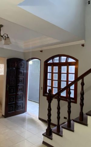 Casa à venda com 250m², 3 quartos e 2 vagas Casa à venda com 250m², 3 quartos e 2 vagasSala