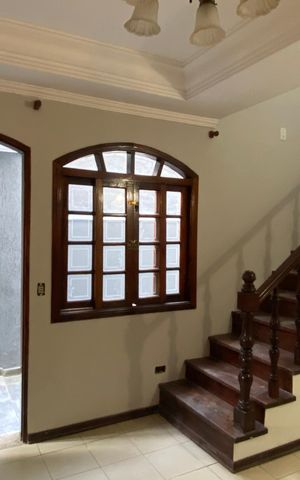 Casa à venda com 250m², 3 quartos e 2 vagas Casa à venda com 250m², 3 quartos e 2 vagasSala
