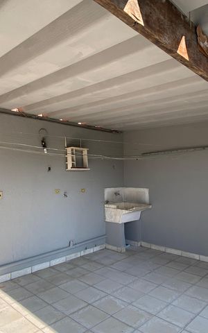 Casa à venda com 250m², 3 quartos e 2 vagas Casa à venda com 250m², 3 quartos e 2 vagasÁrea de Serviço - Varanda