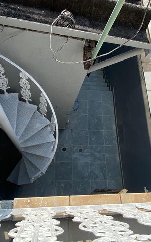 Casa à venda com 250m², 3 quartos e 2 vagas Casa à venda com 250m², 3 quartos e 2 vagasÁrea de Serviço - Varanda